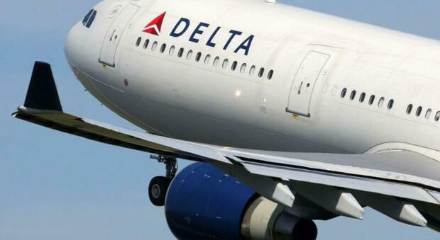 Negli Usa stop obbligo di mascherina in aereo: l'annuncio del pilota, applausi dei passeggeri