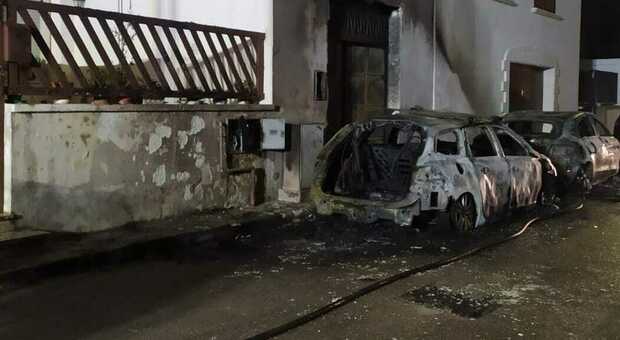 Salento, incendiate due auto nella notte: distrutte una Mercedes e una Peugeot a Trepuzzi