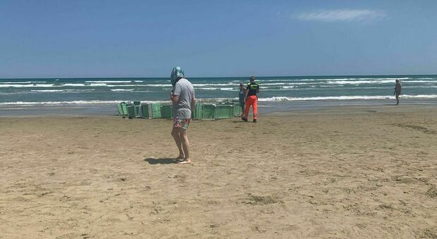 Salva le due figlie in difficoltà tra le onde: morto un papà 47enne. Tragedia in Puglia