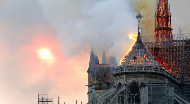 Notre-Dame, Macron: «Sta bruciando un parte di noi»