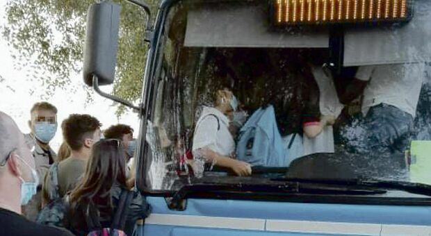 Scuola, i presidi di Brindisi dicono no ai doppi turni: «Servono solo più bus»