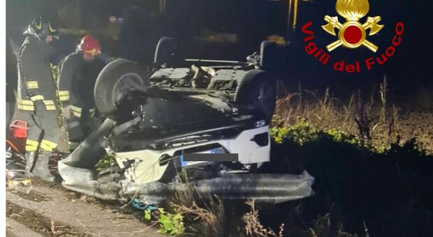 L'auto si ribalta sulla Taviano-Casarano: 23enne grave in ospedale