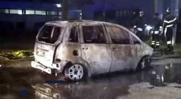 Salento, auto incendiata e paura a Nardò: ipotesi incendio doloso