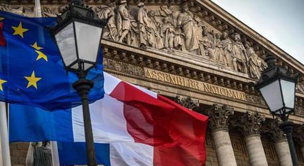 Francia, la bandiera francese e la bandiera dell'Unione Europea dovranno essere esposte in classe