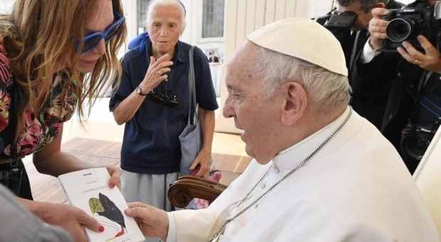 "La bambina invisibile", la trangender Alessia Nobile dona il suo libro al Papa