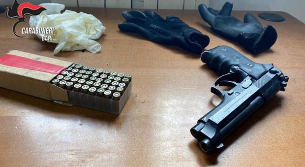In casa armi, droga e munizioni: arrestatao 22enne