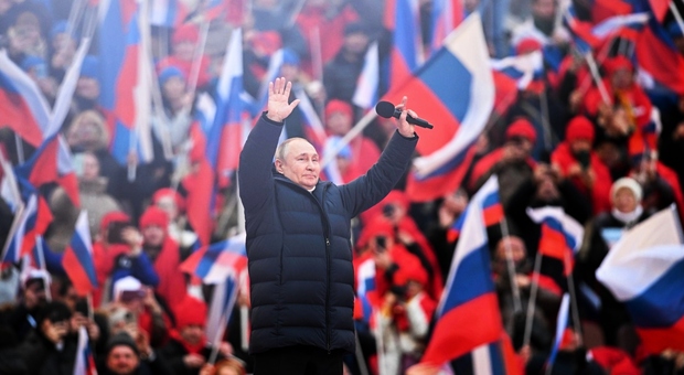 Putin, lo "show" tra Super Bowl e concerto rock: allo tadio Luzniki di Mosca tutti con la Z sul petto (col pericolo cecchino)