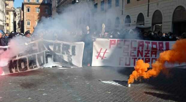 Caro carburante, l'ira dei pescatori: licenze restituite in Capitaneria e protesta a Roma