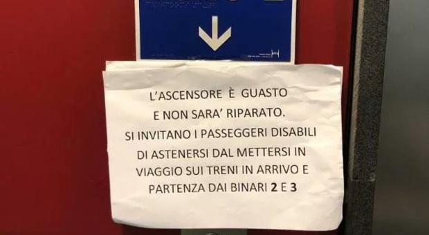Torino, ascensore guasto in stazione. Il cartello choc: «Disabili, non prendete il treno»