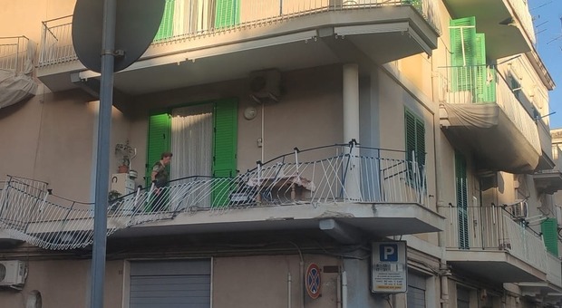 Un camion "butta giù" il balcone: paura in casa