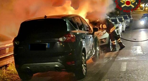 Salento, ancora fiamme nelle notte: a fuoco un'auto e una seconda danneggiate dall'incendio