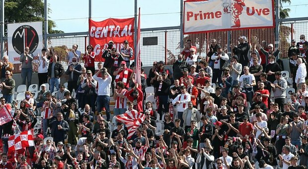 Vicenza, la minaccia degli ultras ai tifosi del Lecce: «Se sbagliate settore... buona fortuna»