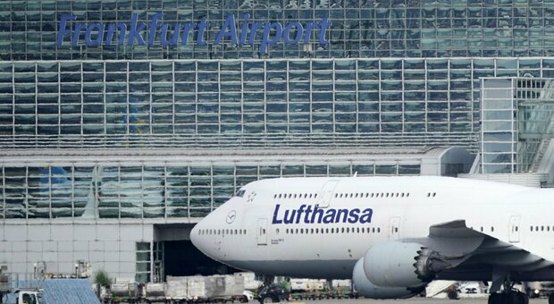 Caos voli, sciopero Lufthansa, il sindacato piloti blocca tutto: cancellati più di 800 voli nella giornata di domani