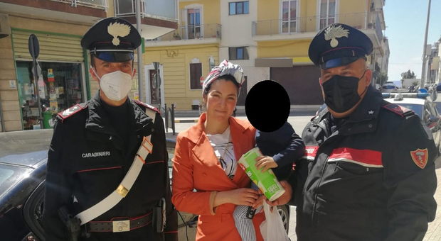 La mamma del bimbo con i carabinieri che hanno soccorso il piccolo