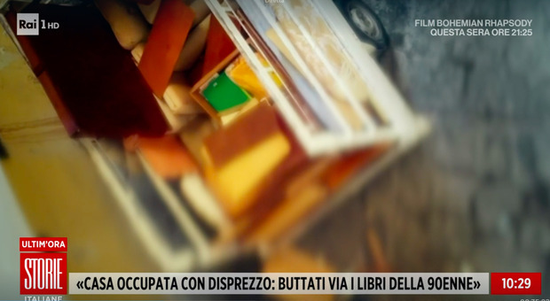 Occupano la casa di una prof 90enne, a Storie Italiane le immagini dei mobili e dei libri buttati: