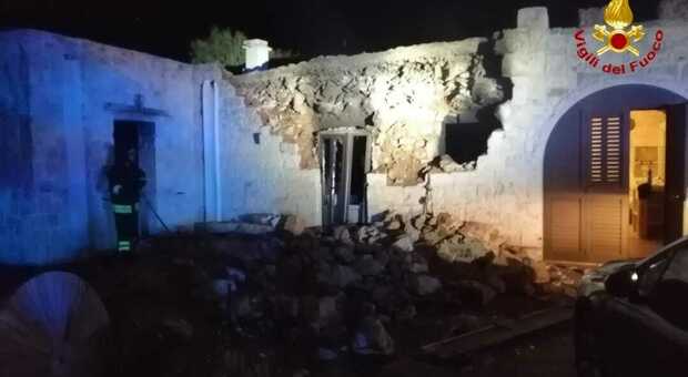 Crolla una casa per un'esplosione a Ostuni: quattro feriti