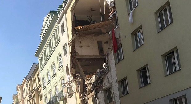 Palazzina di cinque piani crolla per un'esplosione: numerosi feriti VIDEO