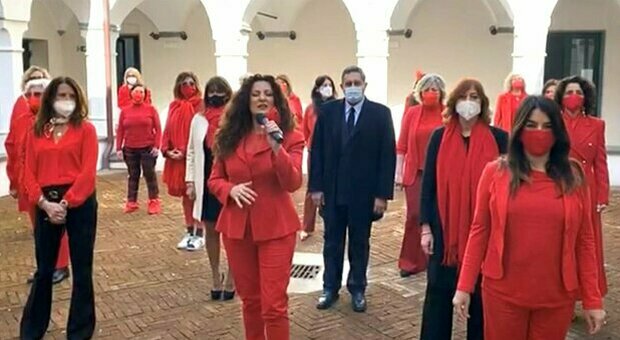 un flashmob nel chiostro dell Abbazia di San Giuliano, per dire no alla violenza contro le donne