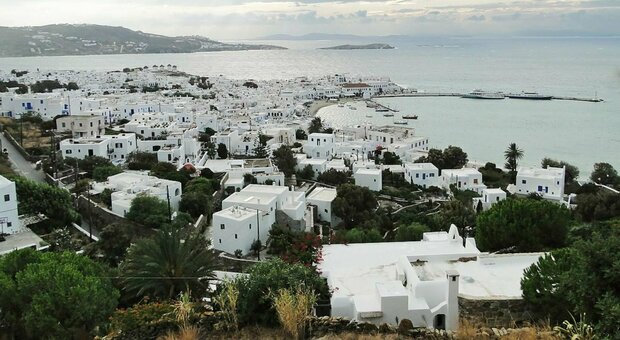 Grecia, 18enne italiano positivo rimasto senza alloggio a Mykonos: i Covid Hotel sono pieni