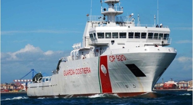 Migranti, la Guardia Costiera salva in mare 140 naufraghi. Salvini: «Prima la redistribuzione, poi lo sbarco»