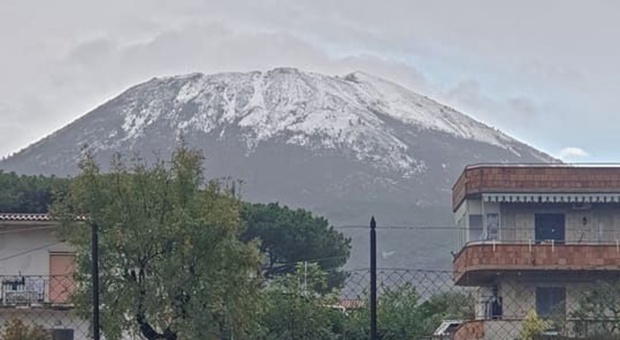 Maltempo in tutta Italia, neve anche a bassa quota: il Vesuvio si tinge di bianco