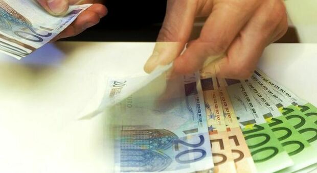 Inviavano denaro all'estero senza rispettare il limite di mille euro al giorno: sanzionati titolare del money transfer e clienti