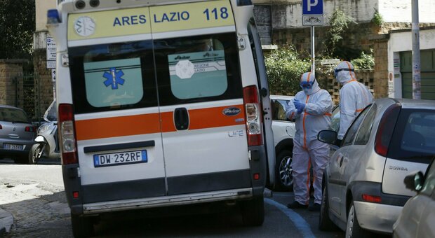 Commando rapina un bar a Roma, titolare preso a bastonate: clienti presi in ostaggio