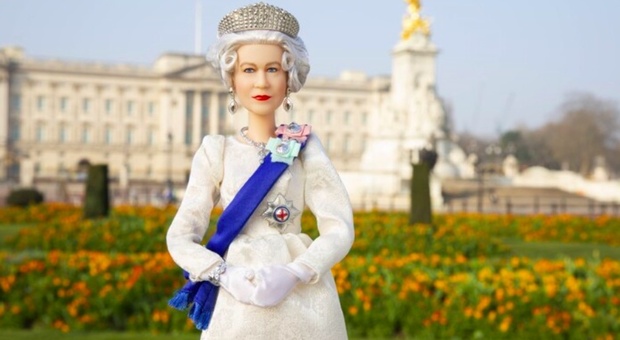 la Barbie ispirata alla regina Elisabetta II