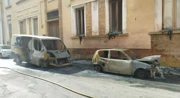 Incendio in centro a Lecce: furgone e auto avvolti dalle fiamme