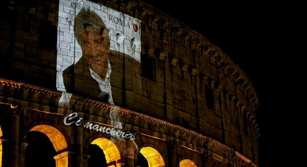 Roma, la Capitale piange Gigi Proietti: «Era un patrimonio di tutti». Il suo nome per il Globe Theatre