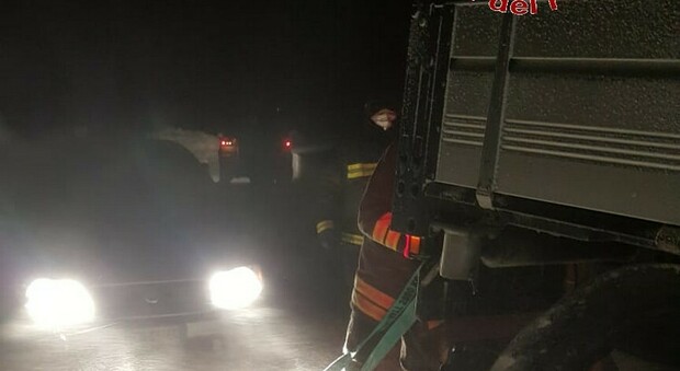Uno dei salvataggi di automobilisti bloccati tra la neve da parte dei vigili del fuoco in provincia di Perugia