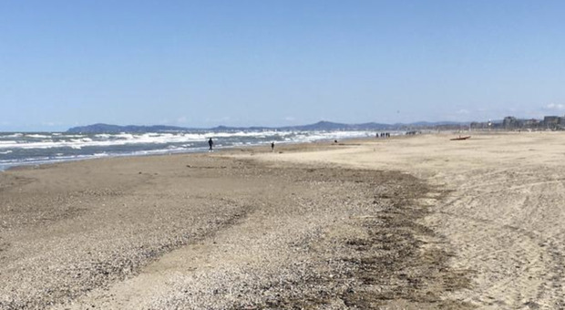 Ritrovamento choc sulle spiagge di Marina di Massa: una donna senza vita e nuda in spiaggia