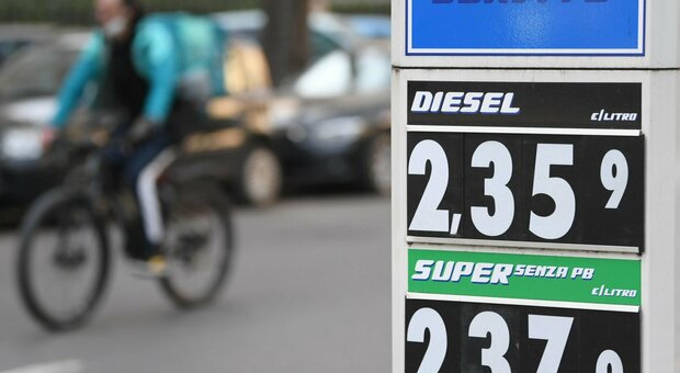 Caro carburante, su benzina-gasolio-gpl accise giù di 8,5 cent per un mese: ecco la bozza