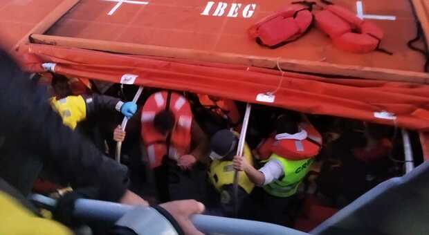La testimonianza dei passeggeri tratti in salvo in Grecia: “Fiamme altissime, c'era panico”