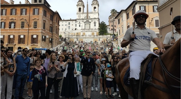 Italia Polo Challenge 2022, i cavalieri sfilano in via Condotti. Onorato (ass. Sport):«Piazza di Siena biglietto da visita di una nuova Roma»