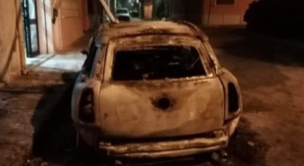 A fuoco l'auto del presidente Arci di Brindisi