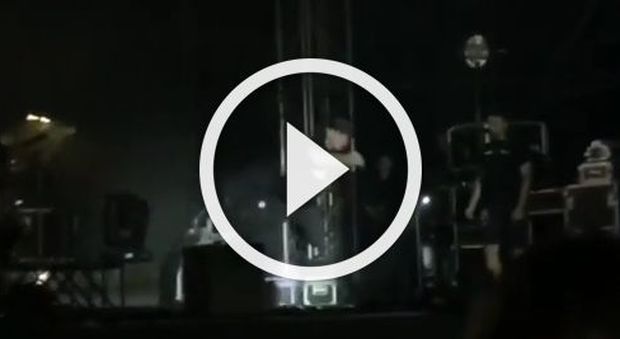Roma: J Ax cade sul palco durante il live: "Fan....o le overboard!" Guarda