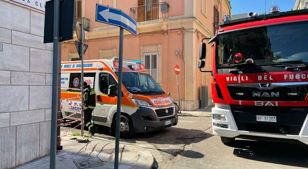 Lecce, cade per un marciapiede rotto: arrivano ambulanza e polizia locale. Zona messa in sicurezza