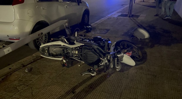 Tragico incidente con la moto in centro: muore gommista di 34 anni