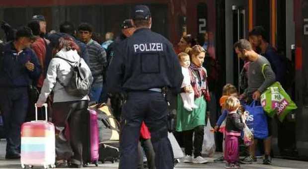 Migranti, Berlino: «Il piano Ue ha fallito, la Germania ha già raggiunto i limiti della capacità di accoglienza»