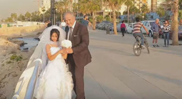 La 'sposa bambina' a nozze con un anziano: ecco come reagiscono i passanti