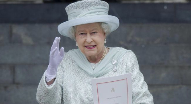 Festeggiamenti per la Regina che oggi compie 96 anni: per l'occasione, ha fatto un giro in macchina per tutta la tenuta