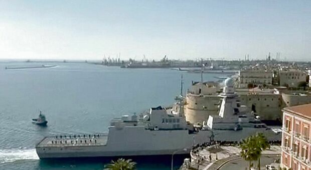Taranto, urla e sassi contro la fregata: ci sono quattro sospetti