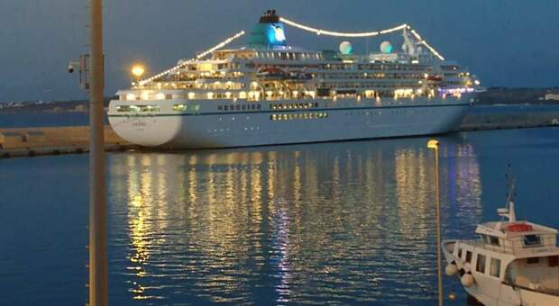 Turismo, nel porto di Gallipoli approda "Amadea": ecco la nave da crociera di lusso