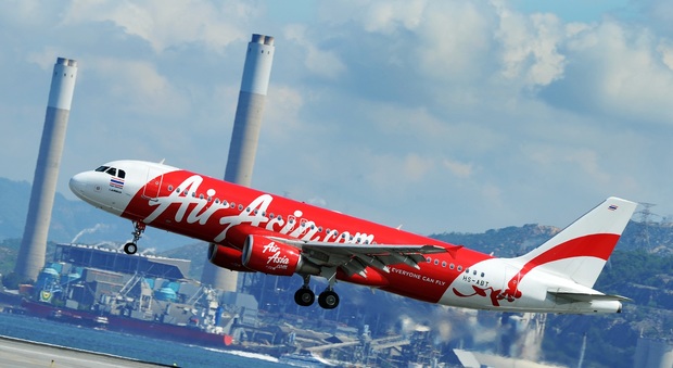Passeggero urla "Bomba", evacuato volo Air Asia al momento del decollo
