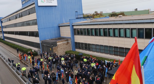 Lavoratori in protesta davanti alla sede dell'ex Ilva (foto d'archivio)