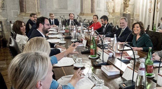 Crisi di governo, Casellati: «Se non decide la capigruppo decide l'Aula». Di Maio: «Salvini ritiri i suoi ministri»
