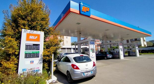 Caro prezzi, il governo interviene sul costo della benzina: esteso l'abbattimento dell'accisa