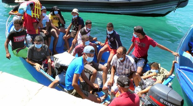 Migranti, maxi sbarco a Lampedusa: 450 soccorsi ma scoppia la protesta