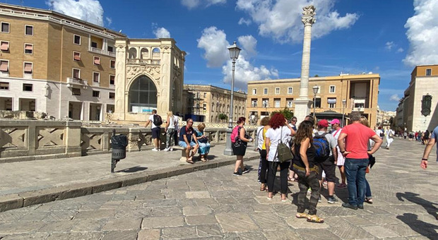 Turisti affollano piazza Sant'Oronzo a Lecce